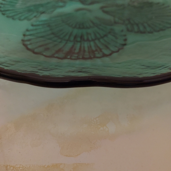 Green Recycled Glass Plate Platter Scallop Shell Relief on Bottom 10 Inches - Picture 9 of 9